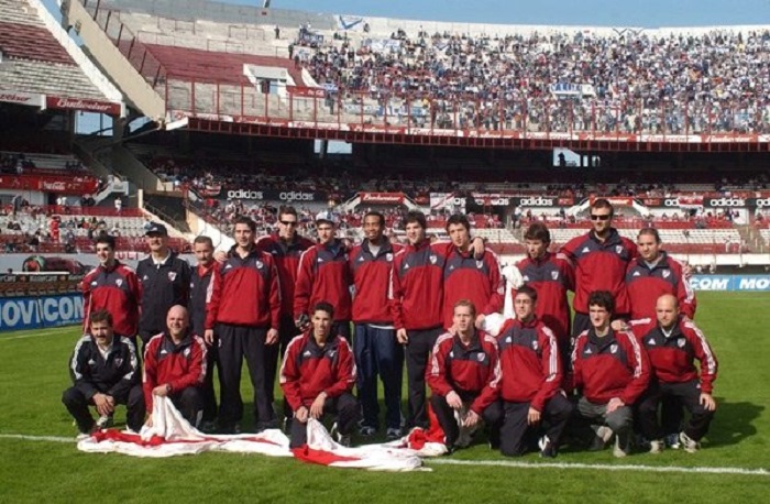 LigaARGbasquet's tweet photo. 🏀 #LigaArgentinaBancoComafi
🏆🔝La gloriosa e infalible 2003/04 de @RiverPlate. Repasamos el año de un muy efectivo River (81,6%) que ascendió a la @LigaNacional con título de campeón incluido. Hablan Roque Fernández, Andy Rodríguez y Byró ⏩https://t.co/zZjh9NRclR @BasquetPlate https://t.co/PJ05DGmXOn