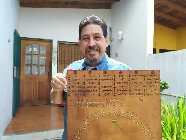 jesusmedinae's tweet photo. ¡Noticias que valen la pena! El Venezolano Osneyder Luján, adaptó un juego de mesa llamado "béisbol en casa" para estos tiempos de cuarentena y asi rescatar las tradiciones entre familiares y amigos. Así lo dió a conocer su hija @RayliLujan https://t.co/YSvmD4hLWg