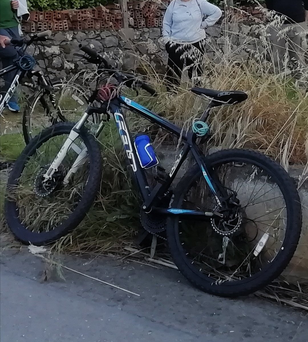 RT please! Anoche saltaron a casa para robarnos la bici (Adarzo).  HAY cámara y grabación
Denuncia puesta. Si le reconocéis puede devolverla amablemente o esperar a que le pillen. AHORA tiene los manguitos del MANILLAR BLANCOS!