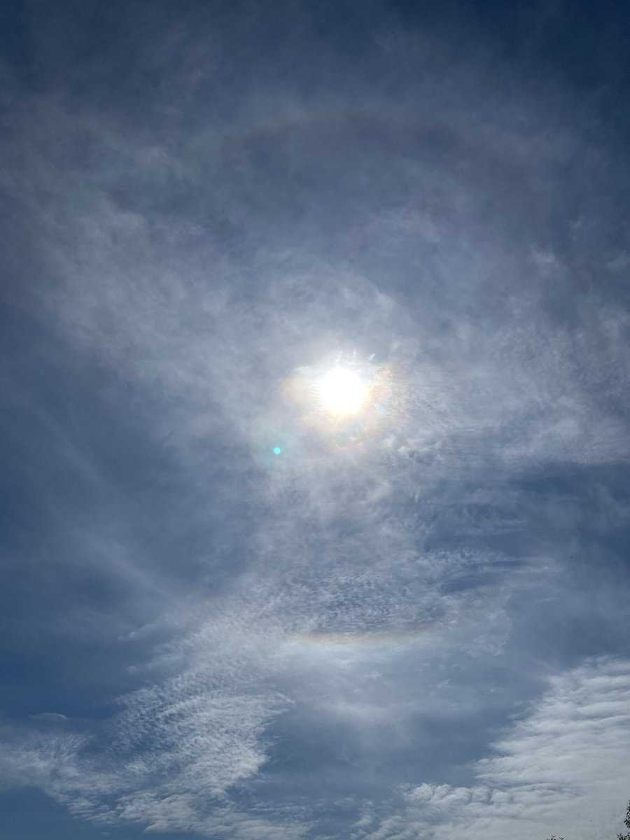 Dented_ca's tweet photo. Sundayβs are for sundogs. #lookup #skyviews #canadianviews https://t.co/puwcOYxg9K