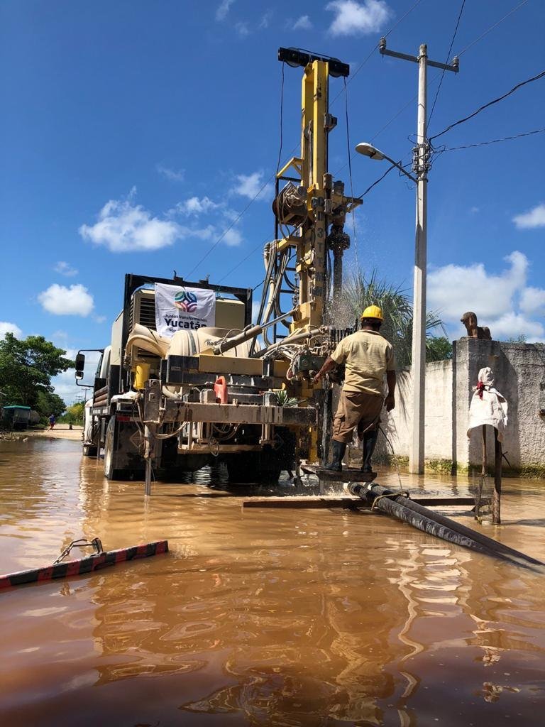 MauVila's tweet photo. Como me comprometí en #Dzemul, su comisaría #SanEduardo y #Sinanché, ya llevamos la máquina perforadora para hacer pozos pluviales en las zonas más afectadas por la tormenta #Cristóbal. Seguiremos trabajando juntos para salir adelante. #UnidosComoUnoSolo https://t.co/zUKKH0pnWG