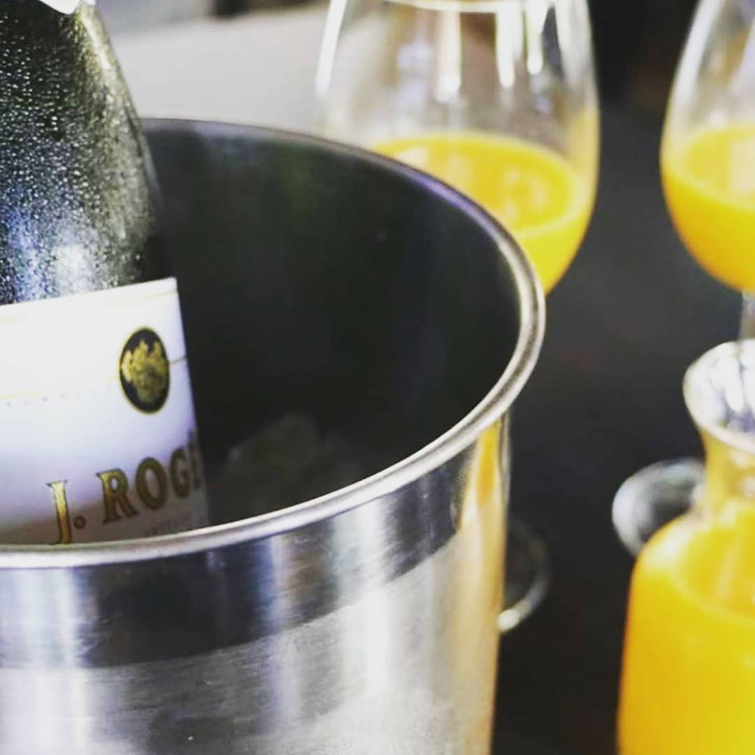 SocialTapSD's tweet photo. It's Sunday Funday! It's going to be a Grooooovy day baby! Try our $50 Sausage and Groovy Meal Deal!
4 Big Biscuits
16oz Sausage Gravy
4 Quiches
1 lb Fruit
1 lb Smashed Fingerling Potatoes
4 Chocolate Chip Cookies
Bottle of Champ w/ OJ
Upgrade to a MEGA Ketel One Bloody for $15 https://t.co/ZGKHdFn9Wg