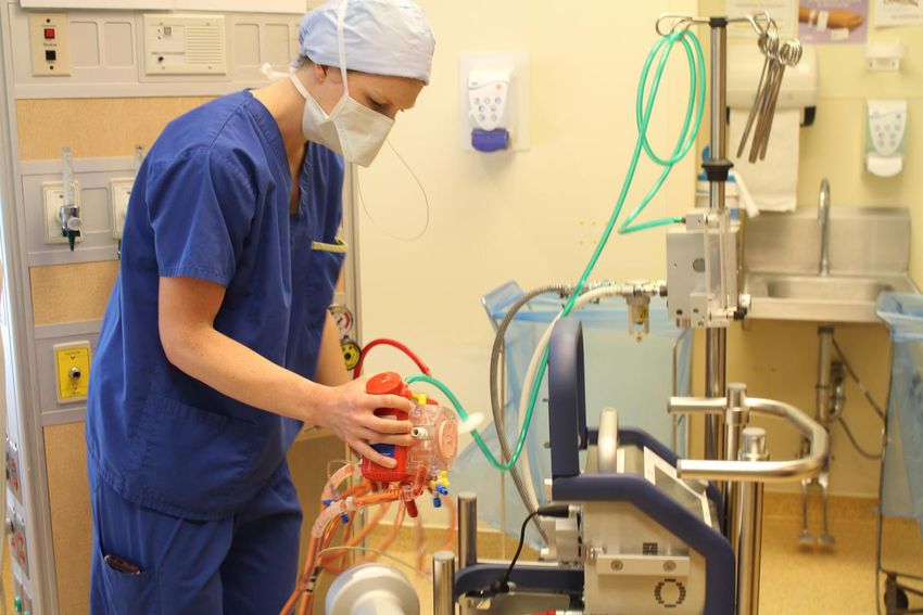 TorontoStar's tweet image. Cardiovascular perfusionist Amanda Spriel remembers caring for Mladen Veronese during his stay. Normally, one perfusionist cares for ECMO patients in the ICU; during the pandemic, there are four to a shift. thestar.com/news/gta/2020/…