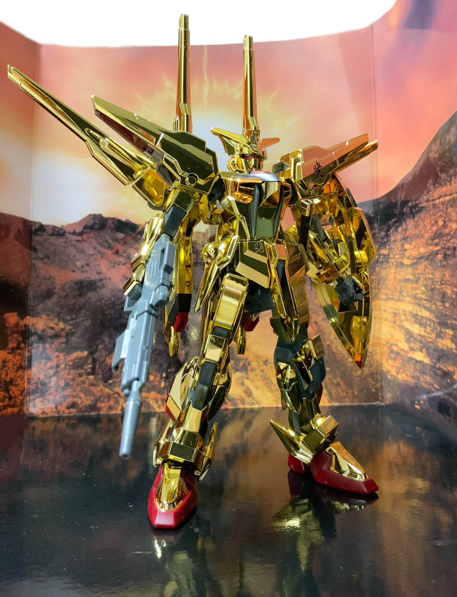 Arachangram18 なんの前触れもなくシラヌイアカツキガンダム 今日3時間で作成スミ入れすらしていない超絶素組みです 恥ず 会社の同僚が10年前に誕プレでもらいながらずっとホコリをかぶっていたものを頂きました 金ピカの成金ガンダムなんか恥ずかしく