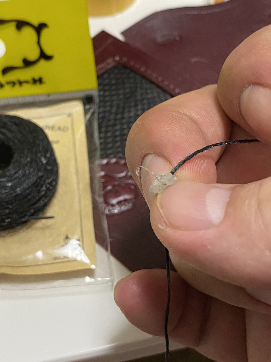 まーず On Twitter クラフト社のロウ引き糸 安価にカラバリ増やしやすいから結構使うんだけど ロウの含有量が他より多い気がする 細かいとこに使う時は絞らないとベタベタになっちゃう