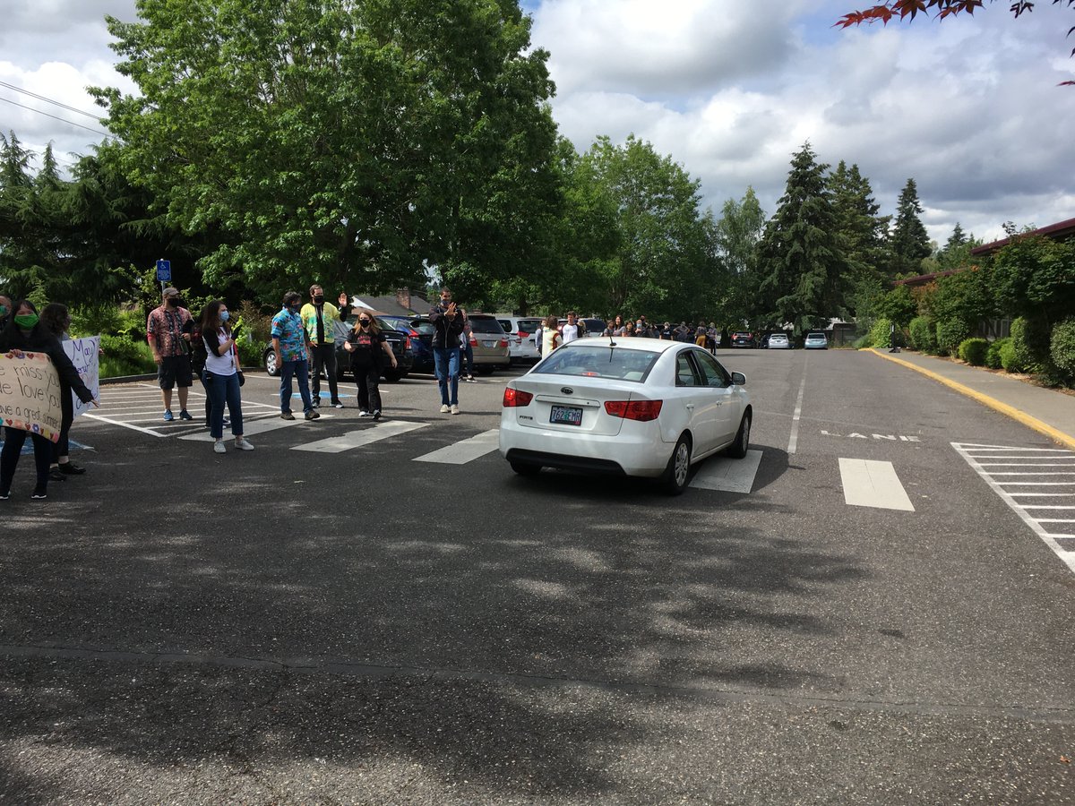 lemoineer's tweet photo. Thurs was the last day for @BeavertonSD Ss. Many schools celebrated with car parades! And @rh_k8 Ss went home with 100+
@HomeDepot craft kits! Partnered again w/ 
@BeavertonSDCafe
 Nutrition Services giving out  #grabngo lunches. #kidmadethings #BSDFutureReady 
@BSDFutureBus https://t.co/wKdaTRMgIo