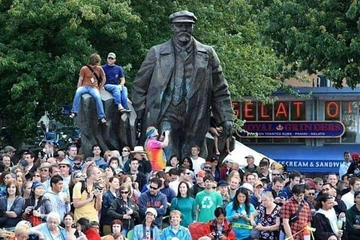 En EEUU no todas las estatuas son destruidas. https://t.co/XDmmAsBqBr