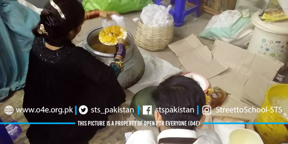 STS_Pakistan's tweet photo. #COVID19_Eid
On the second day of eid, we distributed the "Dinner including Chicken Briyani, Beef Qorma, Kheer and Naan n Taftaan" among the @STS_Pakistan families. The fathers and mothers of our students helped in packing the food for the distribution.
#community_building https://t.co/BdCSRXAnGb