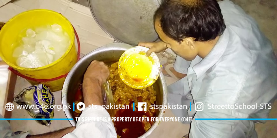 STS_Pakistan's tweet photo. #COVID19_Eid
On the second day of eid, we distributed the "Dinner including Chicken Briyani, Beef Qorma, Kheer and Naan n Taftaan" among the @STS_Pakistan families. The fathers and mothers of our students helped in packing the food for the distribution.
#community_building https://t.co/BdCSRXAnGb