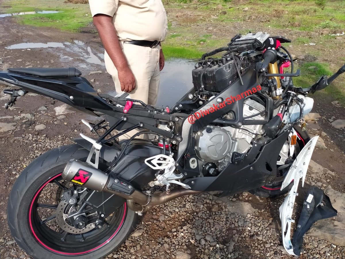 DiwakarSharmaa's tweet photo. The MD and co-founder of @MyQyuki Sameer Suresh Bangara (42) died in a #RoadAccident in #Palghar distt during joy ride on his #BMW superbike. He was highly influential figure in music industry. Case registered against him at Manor pol stn under various sections of IPC and MV Act. https://t.co/nNx3QbgEP5