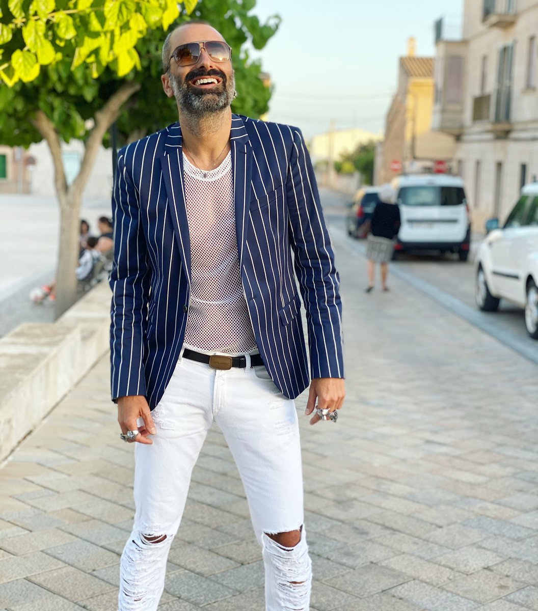 andresllompart's tweet photo. Muchas veces es mejor solo sonreír 😀😀😀, a pesar del millón de cosas que quieras decir.
#beststreetstyle #sessalines #neilbarret #bestoutfit #bestgentleman
#hoscos #vecinitos #palmademallorca #mallorca #gay #gayfashionista #gaystyle #gaybloggers #menfashionista #dappermen https://t.co/JcWjBLBSAD