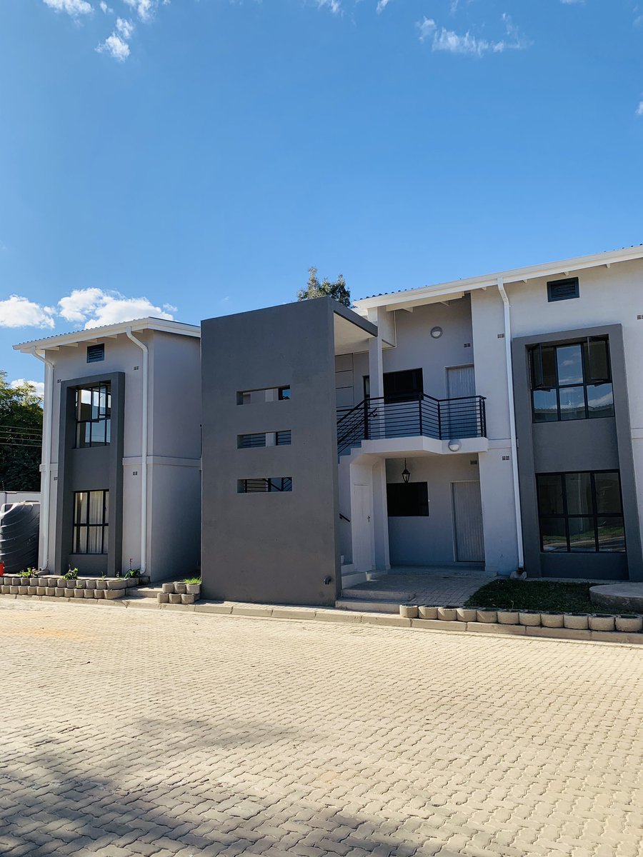 SmangaMad's tweet photo. Investor’s Dream! 2 units remaining on this new development on Marlborough Dr.

2 Bed &amp; 3 Bed units!

Both have modern kitchens &amp; open plan lounges. Master bed has en-suite. Secure complex &amp; borehole water, lots of parking. 

Get in touch to view.

 #realestate #investor #floor https://t.co/xBHaAJAOni