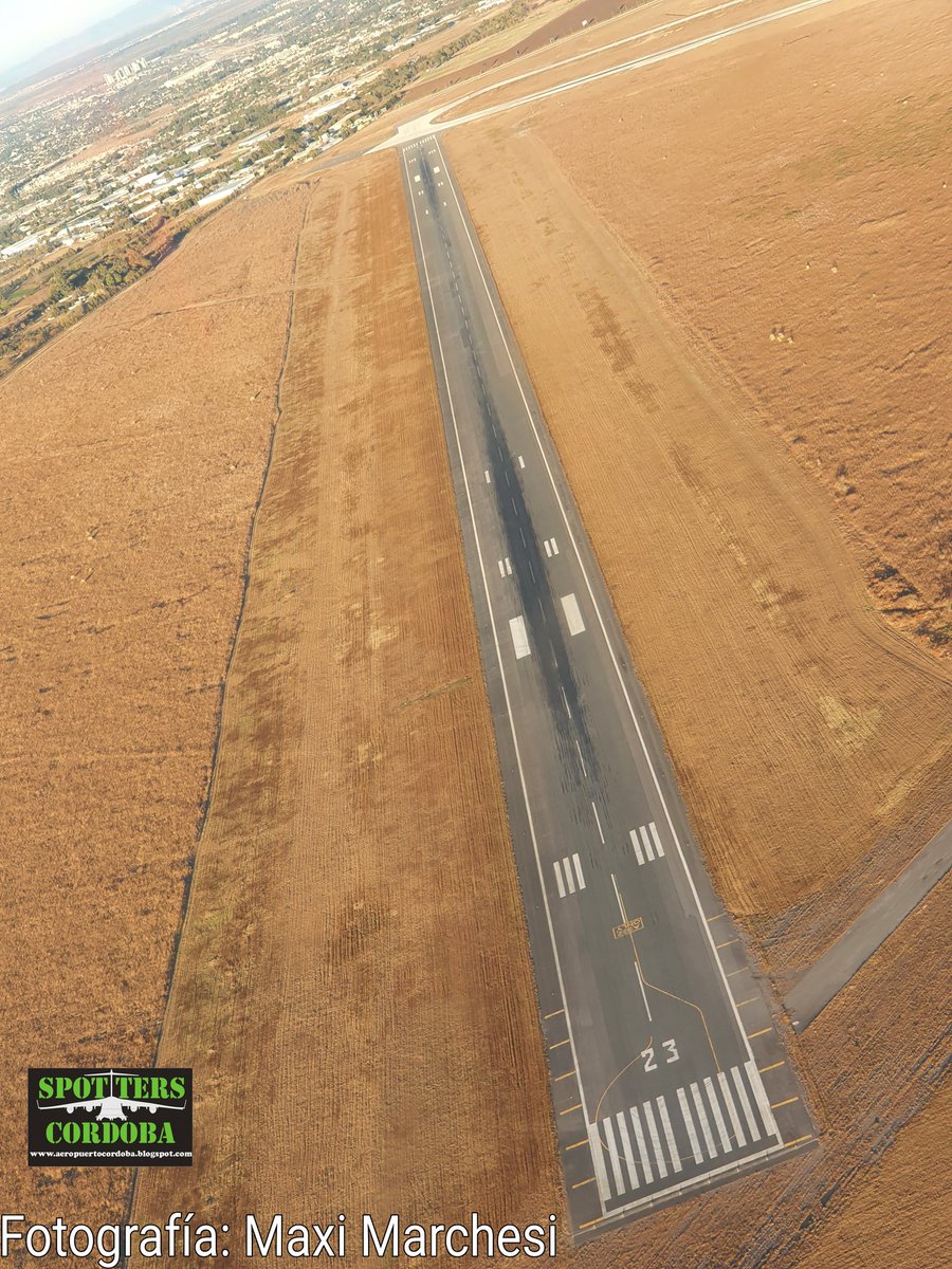 SpottersCordoba's tweet photo. La pista 05/23 de 2250 metros de largo del aeropuerto Córdoba vista desde el aire ayer sábado. Notese la linea de rodaje exclusiva para Airbus A330 ubicada en la cabecera 23, si bien esos aviones ya no pueden operar en esa pista. https://t.co/i7uaW4rS99