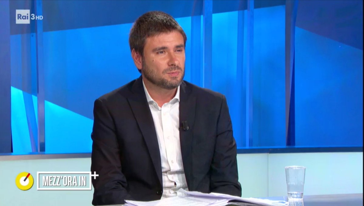 VanessaEffect's tweet photo. Ritorno TV @ale_dibattista a @Mezzorainpiu e attacco a all'ad @eni: "bene continuità, ma non che venga riconfermato #Descalzi", non solo "perché è un imputato per corruzione" ma perché "ritengo non l'abbia adeguatamente governata" Sulla presidente #Calvosa: “chi conta è l'ad" https://t.co/RyUhYNPhEl