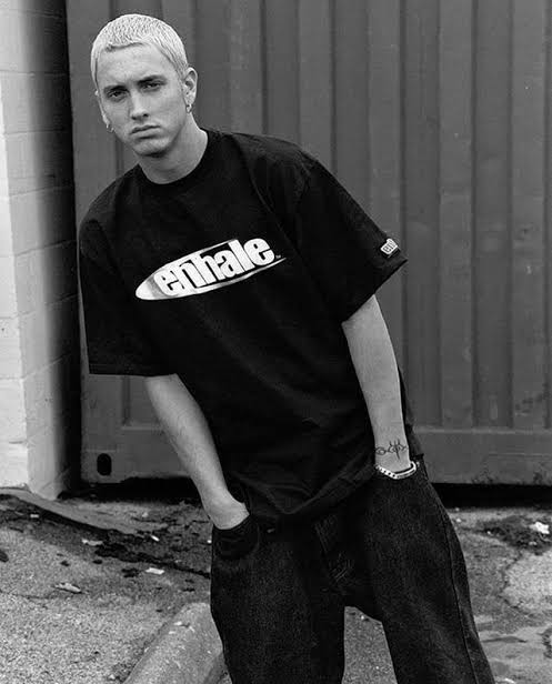 Hip-hop tarihindeki en yüksek ilk hafta satışları;

1. Eminem - The Marshall Mathers Lp - 1.7 milyon
2. Eminem - Encore - 1.5m
3. Eminem - The Eminem Show - 1.3m
4. 50 Cent - The Massacre - 1.1m
5. Lil Wayne - Tha Carter III - 1m
#msue2020 #yks2020 #pazar #basakdemirtas #Eminem