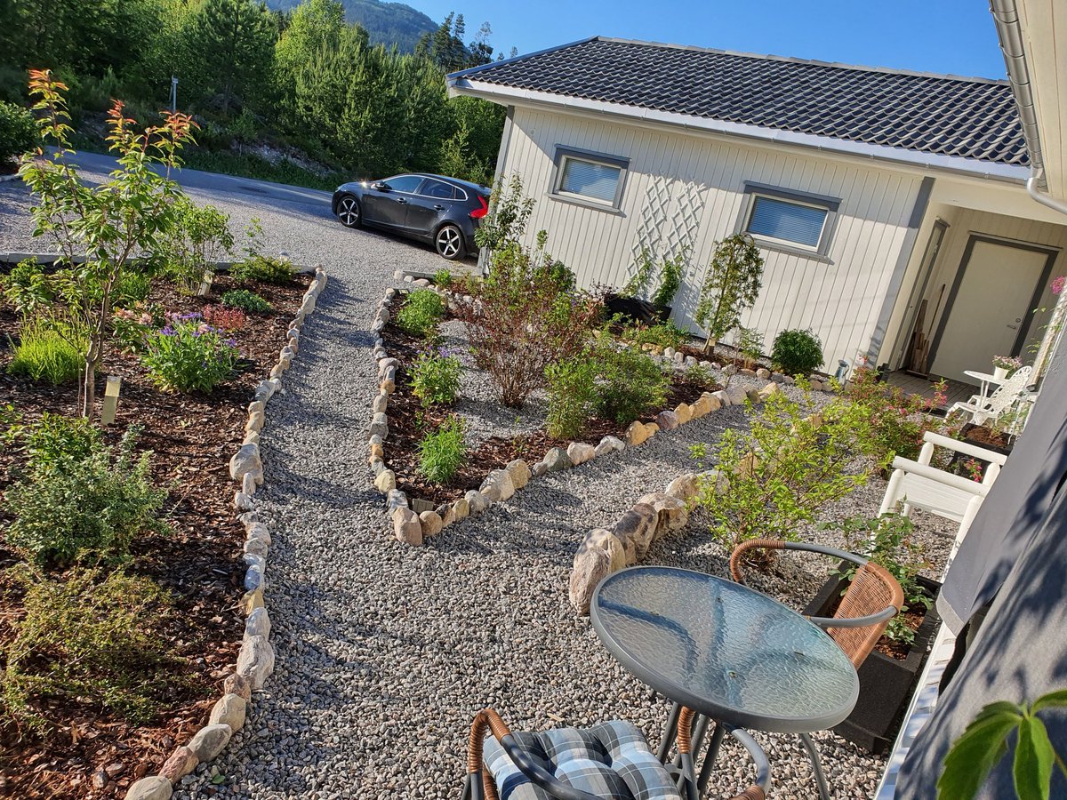 ann_flaata's tweet photo. The front of my house. I did work a lot to get it this way https://t.co/lEOlUJO2lK