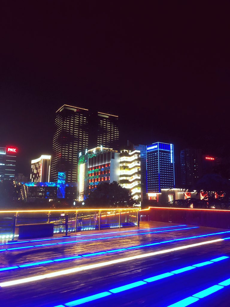 xiaolunan9's tweet photo. 晚上的夜景也是很不错的，霓虹六色 ，不及月亮一弯。 https://t.co/ULg8hUWHQq