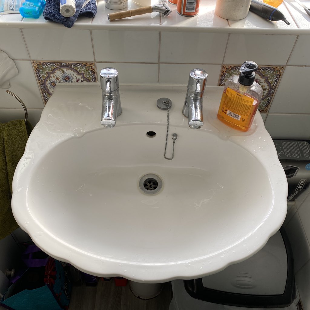 leksikality's tweet image. I have adapted to many things here. Some of them even make sense. Other things that I'm sure I thought were weird 10 yrs ago are now very normal.

 But this. THIS. 

I understand the history but YOU STILL DO IT FOR NO REASON. WHY.

#WeirdBritishThings #UStoUK