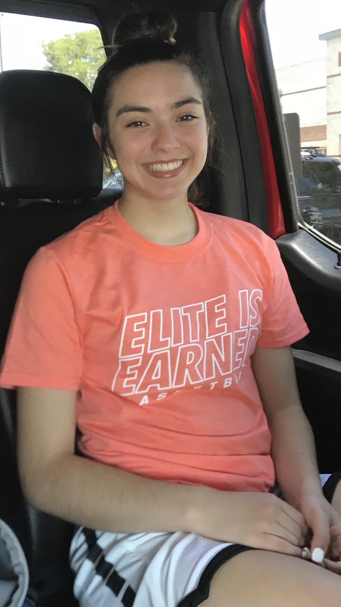 KellyTumbarello's tweet photo. My daughter @angelinatumbar2 had the best time at the @checkmeoutshowcase #checkmeoutshowcase https://t.co/aou37K6oE9