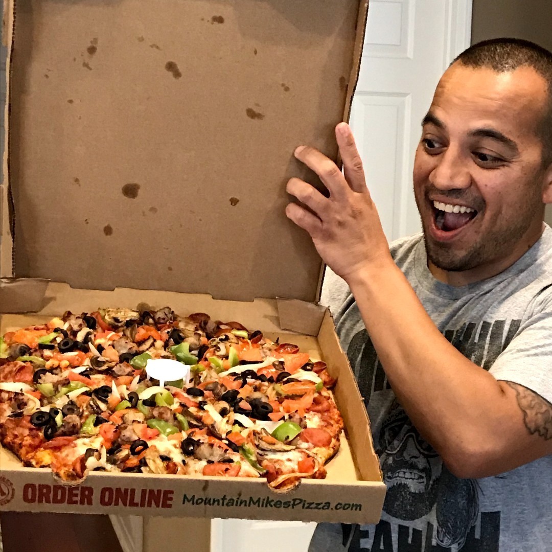 MountainMikes's tweet image. The best delivery we've had at the front door all day! 🍕😍

#mountainmikes #mountainmikespizza #loveatfirstslice #pizzadelivery #bestdelivery #fooddelivery #bringmepizza #pizza #pizzalove #pizzaparty #pizzeria #pizzalover #sliceofheaven #dailypizza #pizzatweets #pepperoni #food