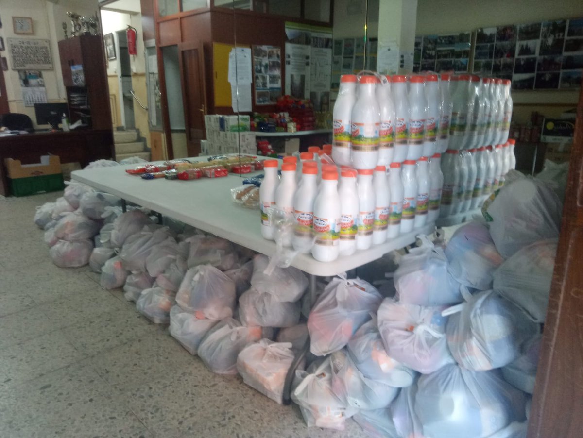 CrisMG_'s tweet photo. AYÚDAME A AYUDAR! 
Desde varias asociaciones de Madrid, se está gestionando el reparto de alimentos a las familias más vulnerables. En Aluche, la asociación Puerto Chico está colaborando para poder ayudar a estas familias.
Comparte el mensaje y/o aporta para poder seguir ayudando https://t.co/bNsoO3vELx