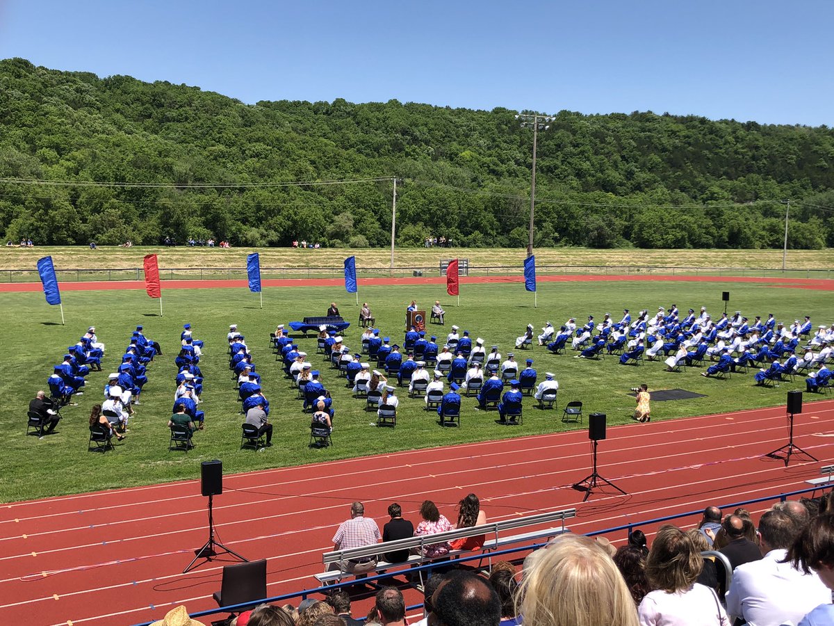 DaveMitchell167's tweet photo. Thank you to all @Decorah_Vikings teachers, staff and administrators for knocking it out of the park for the #2020SeniorClass !! Outstanding commitment and effort on their part to celebrate graduation.  Thank you! https://t.co/1FvZKQVO9G