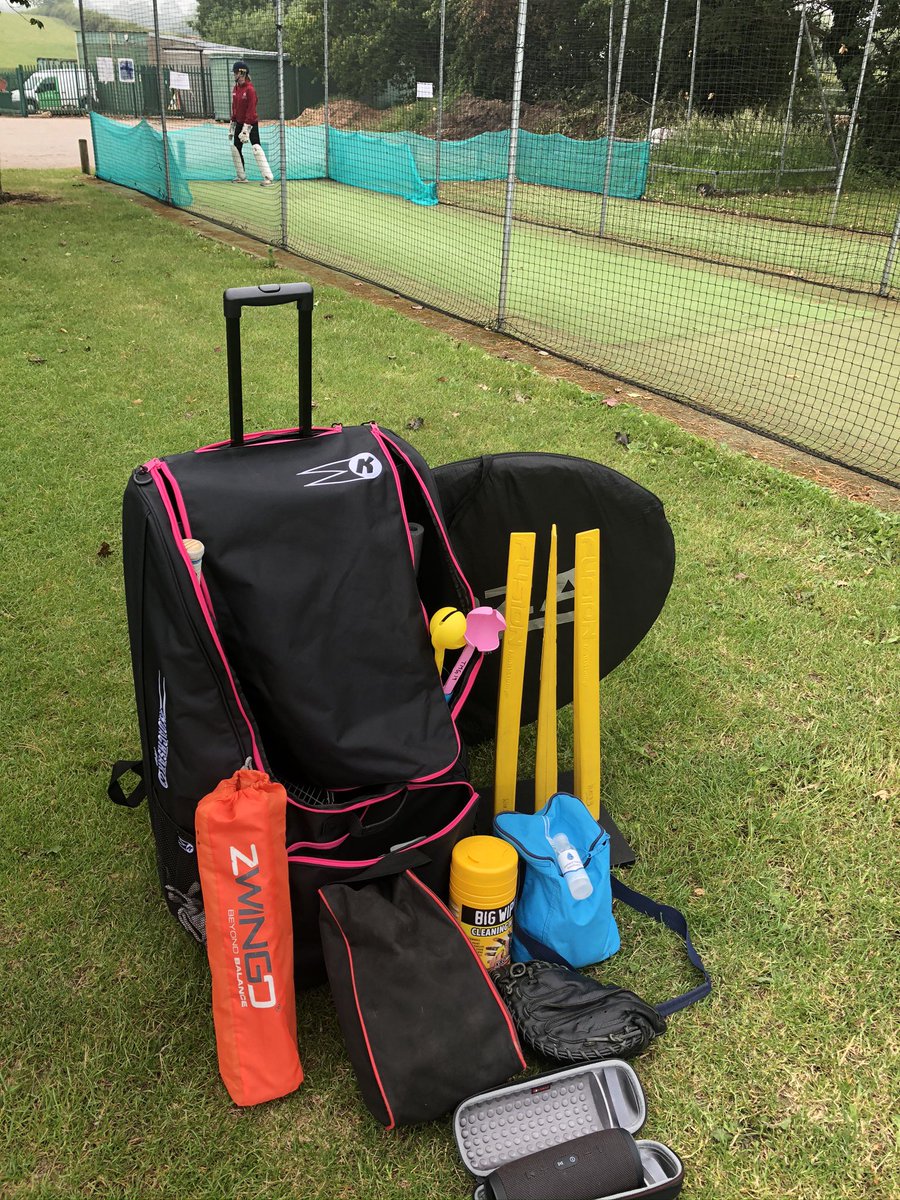 First time back coaching today, doing some 1-1’s with some @keyworthcricket girls...great girls, top club....I absolutely love 1-1 coaching!! ❤️🏏
#practicemakespermanent #techniquematters