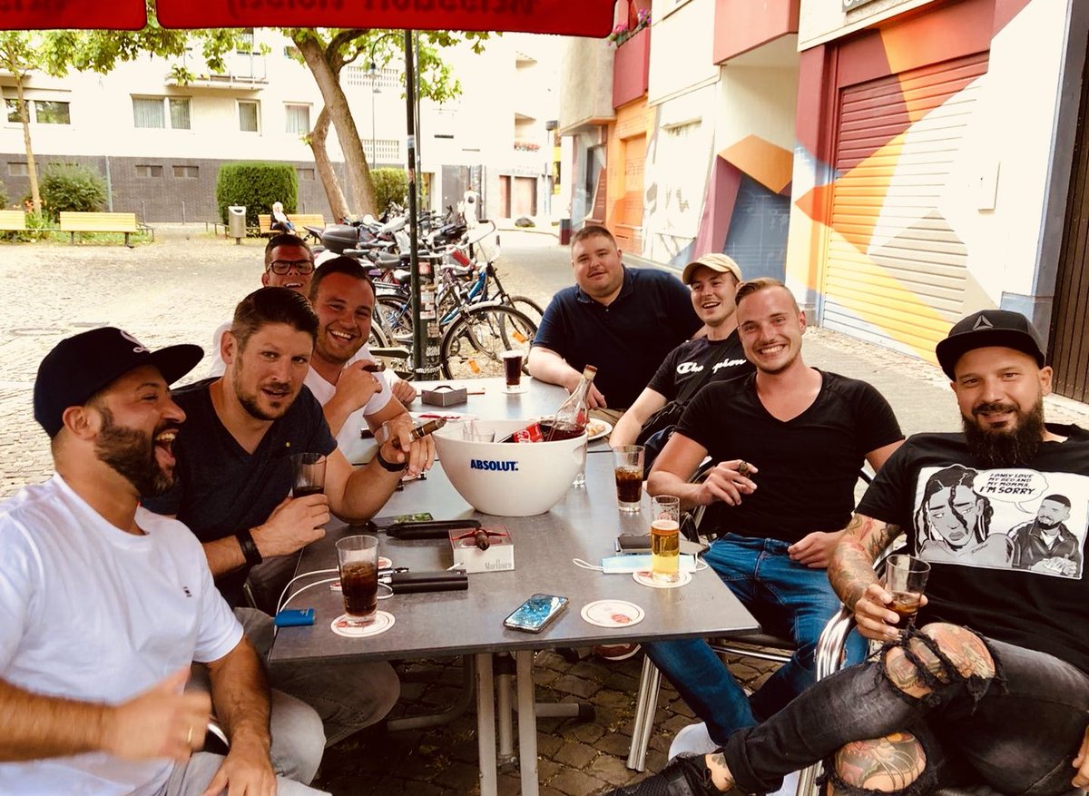 In Kölle Teil einer Karnevalsgesellschaft zu sein, bedeutet immer unter Freunden zu sein 💙
<a href="/Luftflotte/">Tanzcorps Luftflotte</a> @GuiaNazario <a href="/schick_dennis/">dennisschick</a> #karneval #Luftflotte #Südstadt #Koeln