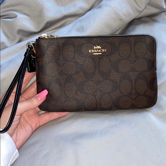 sdgovernale's tweet photo. So good I had to share! Check out all the items I'm loving on @Poshmarkapp #poshmark #fashion #style #shopmycloset #coach #unbranded #colehaan: https://t.co/v2vjRmNwFd https://t.co/bZtrw5djLx