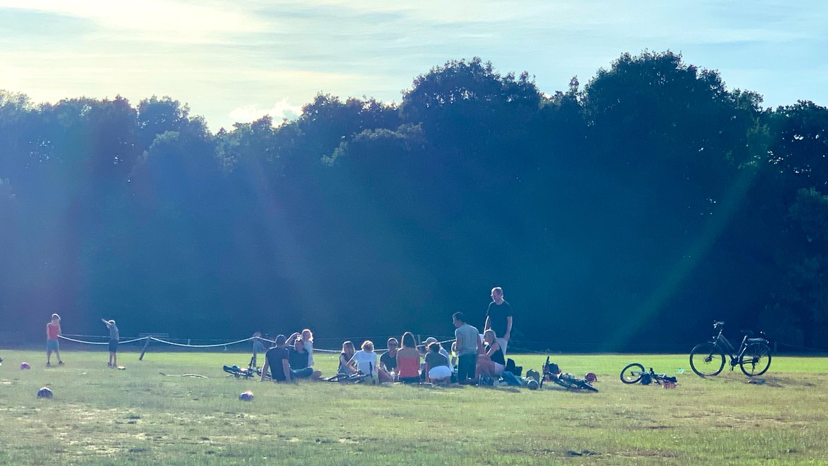 TheOnlyJoanita's tweet image. @BorisJohnson you are so out of date, still setting rules for bubble? These people (and many others) have already formed a cluster. 🤦🏻‍♀️ #enforceability #COVID19