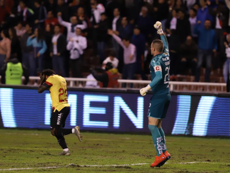 RadioHuancavilk's tweet photo. EN VIVO 🔴🔴

Jorge 'Pony' #Ladines, jugador 🇪🇨, campeón con #BSC 🟡⚫ en @RadioHuancavilk 

¿ANOTABA EL PENAL QUE ALEMÁN ERRÓ EN CASA BLANCA? 

"Es muy duro estar ahí en un momento de tensión, he visto a #Messi comerse un penal, #Cristiano se perdió uno esta semana" https://t.co/mpvvjHe8jB