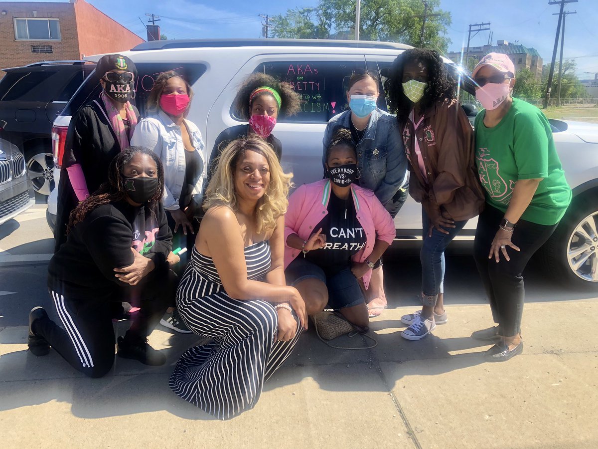 akalpo1908's tweet photo. Lambda Pi Omega was well represented at the MLK I Have A Dream Protest Cruise today in Detroit!! 💕💚💕💚✊🏽✊🏽✊🏽 #AKAsInSolidarity #AKALPO #ProgressivelyExcellent ##AKA1908 #BlackLivesMatter @AKASocialAction @akasorority1908 @AKAGreatLakes https://t.co/C7bGsoNoPQ