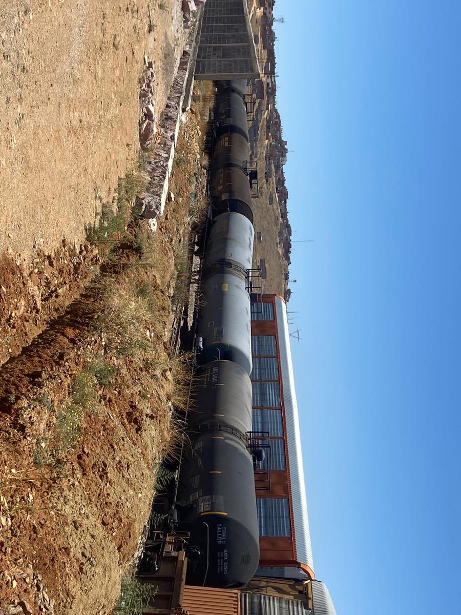 conatramzac's tweet photo. @PCEstatalZac Nuevamente, apuntó de ocurrir una desgracia, irresponsabilidad total @PCEstatalZac y SCT Zacatecas @JimenezEspriu al permitir El Paso de estos equipos llenos de líquidos inflamables en zonas urbanas y habitacionales @ATelloC @ClaudiAnaya @RicardoMonrealA https://t.co/BIcdntEfOS