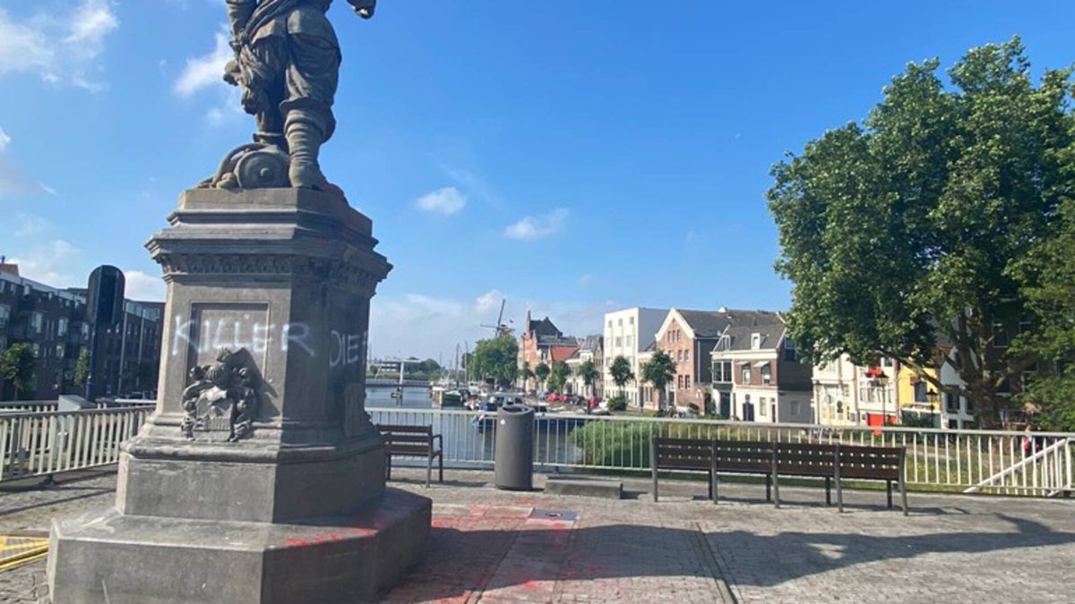 Van de sokkel of niet?  financieeldichter.nl/kleurendoof/