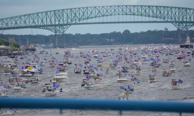 DuvalGOP's tweet photo. Over 1,000 boats were in the St. Johns River today to celebrate President @realDonaldTrump’s Birthday! Duval County is TRUMP COUNTRY! #jaxpol #flapol #leadright #BoaterVoters https://t.co/JrQWhRIHJf