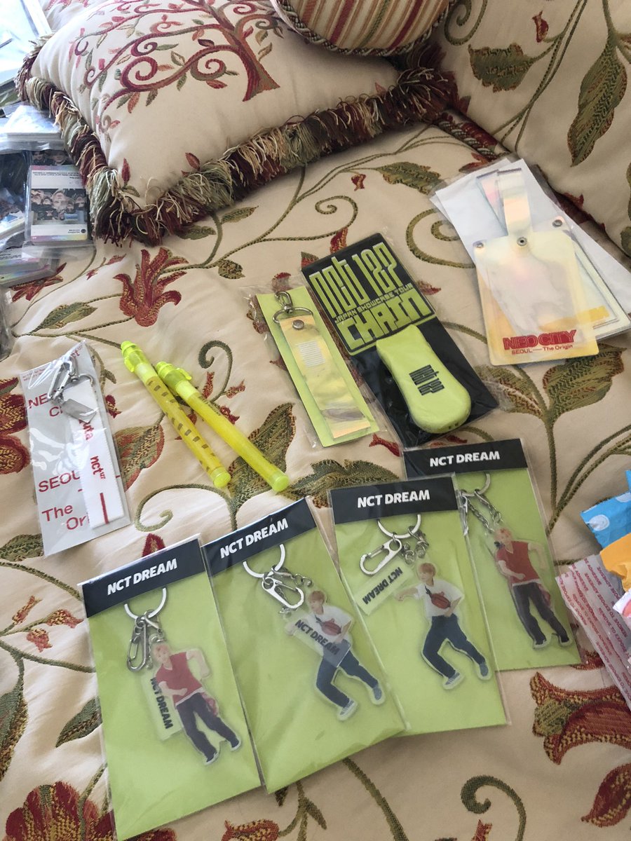 xyxgoods's tweet photo. yuta seoul keychain, penlights, chain lightstick, cardholders without pc, dream show keychains https://t.co/GbPouLhxpF