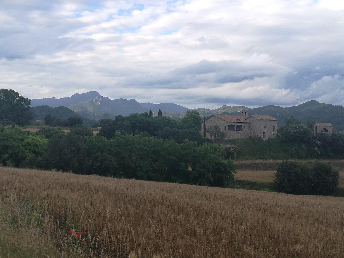 subiranacubinsa's tweet photo. Dues hores de caminada, bona conversa i bones vistes. No hi ha millor manera d'acabar la tarda del diumenge. #Obiols #Berguedà @NayllonNuria https://t.co/TQYHvNY81n
