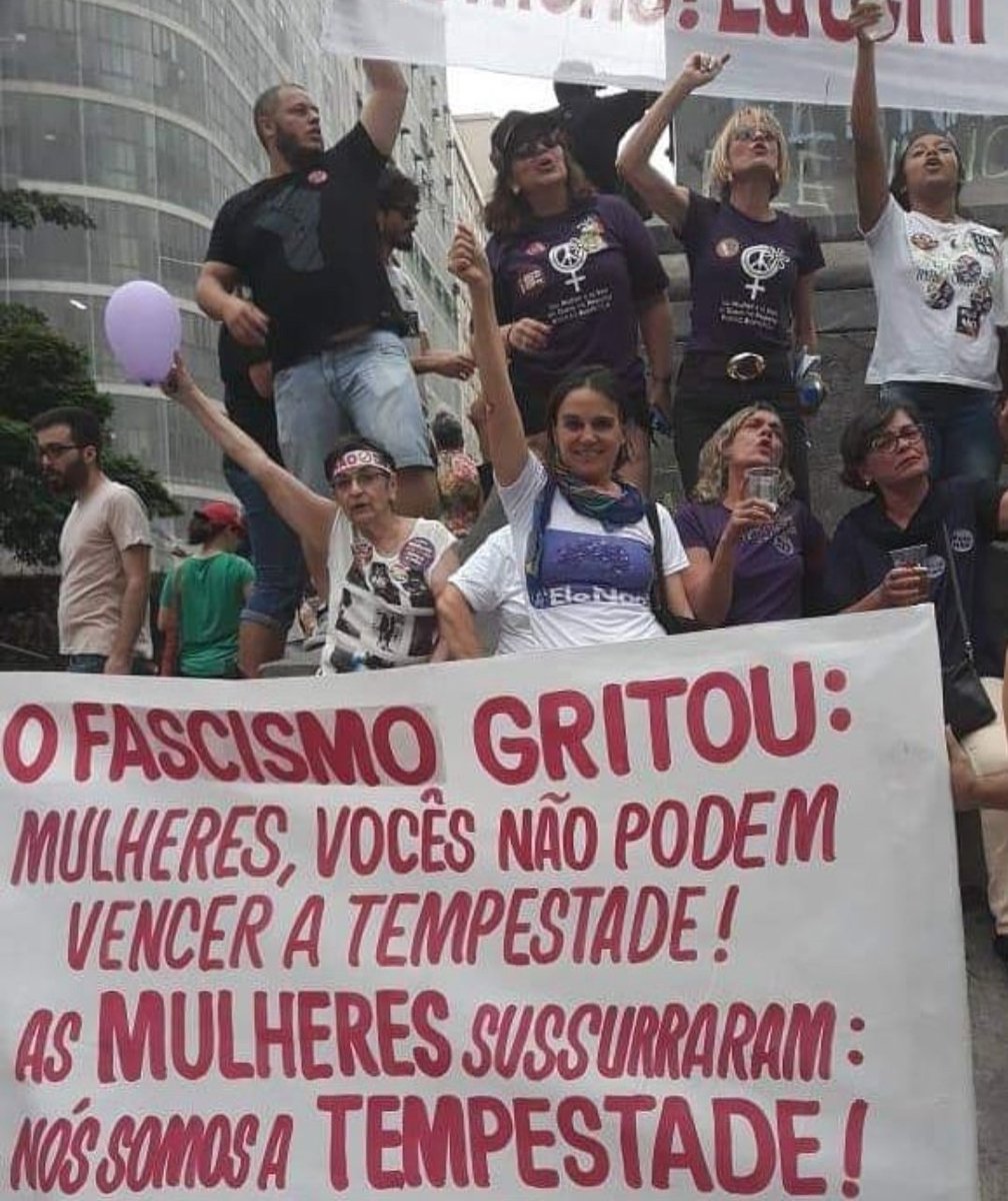 CalcinhasNoBox's tweet photo. Essa imagem merece circular o mundo. Manifestação #MulheresDerrubamBolsonaro em Belo Horizonte https://t.co/v8oHbb5T1Z