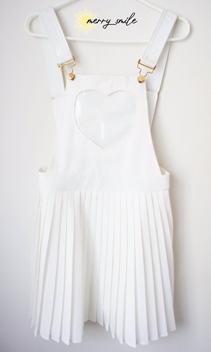 merrysmileco's tweet photo. Make a cute + fun ita look with your #itabag w/ our Pinafore dress and itaberet!
Heart pocket that holds photos and pins+ two 7β pocket on the straps to insert concert streamers or etc!
Adjustable cross straps!
Featuring #lovelive + #StrayKids
#idolmerch #fashion https://t.co/QBqq62aNzR