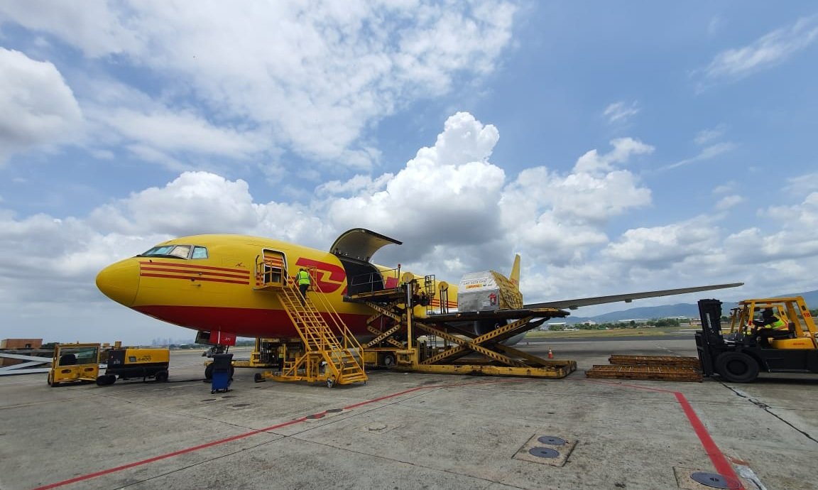 tocumenaero's tweet photo. La terminal de carga del Aeropuerto Internacional de Tocumen se ha mantenido operando día y noche como Hub Logístico, siendo parte fundamental del abastecimiento de insumos médicos y productos de primera necesidad para países de toda la región.✈
#QuedateEnCasa https://t.co/e65XDdpUda
