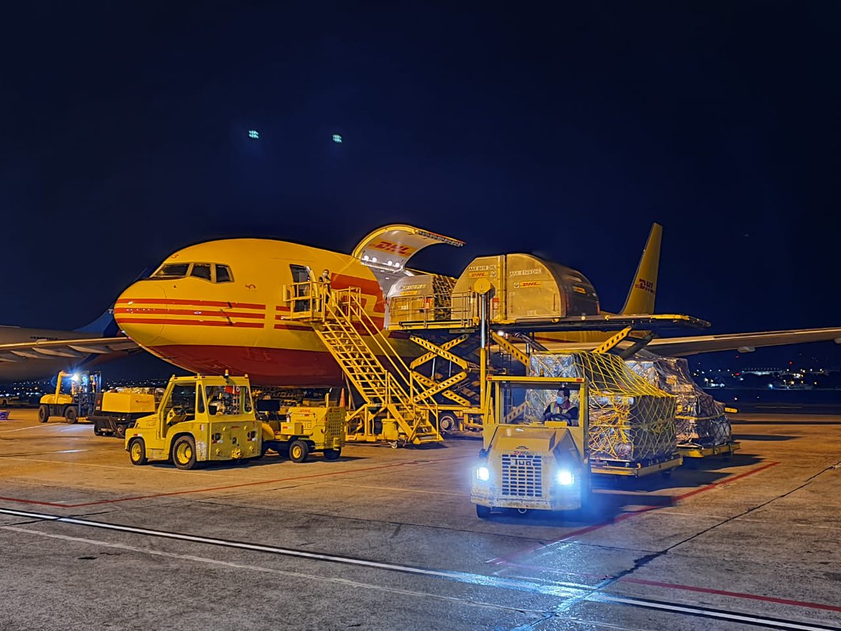 tocumenaero's tweet photo. La terminal de carga del Aeropuerto Internacional de Tocumen se ha mantenido operando día y noche como Hub Logístico, siendo parte fundamental del abastecimiento de insumos médicos y productos de primera necesidad para países de toda la región.✈
#QuedateEnCasa https://t.co/e65XDdpUda