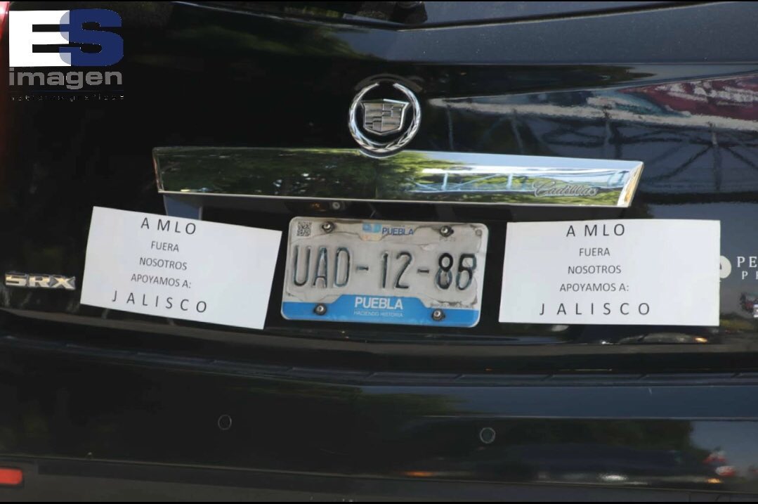 RupiReportero_'s tweet photo. Un fifí que manejaba una camioneta Cadillac tuvo que pintar su placa para burlar el #HoyNoCircula e ir a la caravana AntiAMLO 😅🤭

📸 @EsImagen https://t.co/o5KlMi1CzF