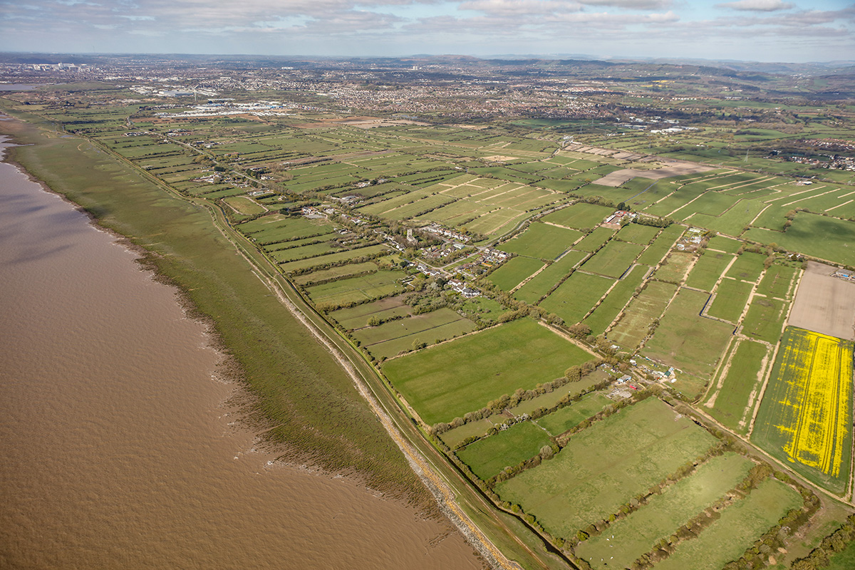 Between the cities of Cardiff and Newport lies a vast network of ancient, secretive waterways, known as "The Gwent Levels"For millennia, this landscape has been farmed, flooded and reclaimed from the sea.It's a staggering 8,000 year-long engineering project.THREAD 