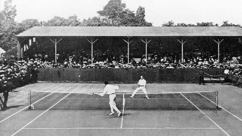 PanDep_Podcast's tweet photo. #SabiasQue .......
Durante la Primera Guerra Mundial los torneos de tenis se suspendieron. Wimbledon 🏆 por 3 años y el Roland Garros 🏆, por 4 años.
Además, algunos tenistas tuvieron que servir al ejército de su país. 🎾😱

#PandemiaDeportiva #podcast https://t.co/4XnwyhjtY4