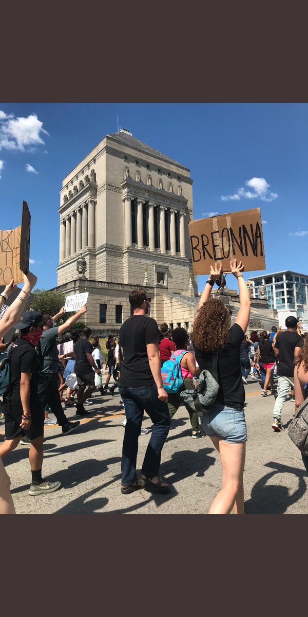 PacersHispano's tweet photo. Nueva protesta multitudinaria en Indianapolis en la que participaron el coach McMillan, los hermanos Holiday y el ex Pacers George Hill.
Ph: @NataliaECG
#BlackLivesMatter #Indyprotests https://t.co/VNpIBss5DT