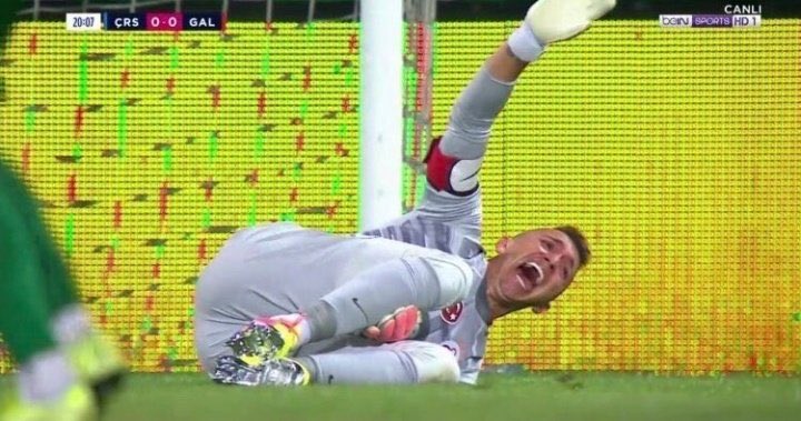 İçim parçalandı bu kareyi görünce inşallah en kısa zamanda sağlığına kavuşup bizimle daha nice şampiyonluklar yaşayacaksın Büyük Kaptan🙏😔 #muslera
