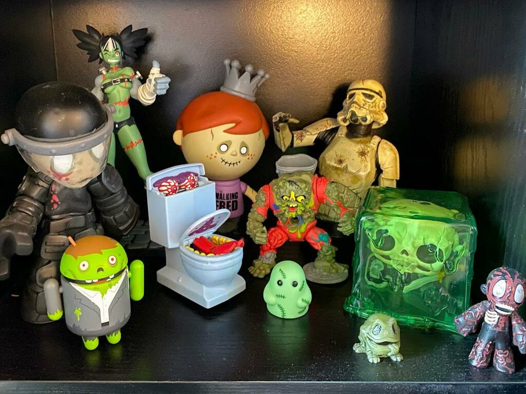 jayncoke's tweet photo. My creepy creature collection!
#shelfie #collecting #level52studios #mokomonstergirls #funko #freddyfunko #starwars #deathtrooper #sideshowcollectibles #thewalkingdead #walker #playmatestoys #tmnt #ninjaturtles #muckman #kenner #therealghostbusters #hau… https://t.co/obfh2LpYlQ https://t.co/8VWLEy0g4L