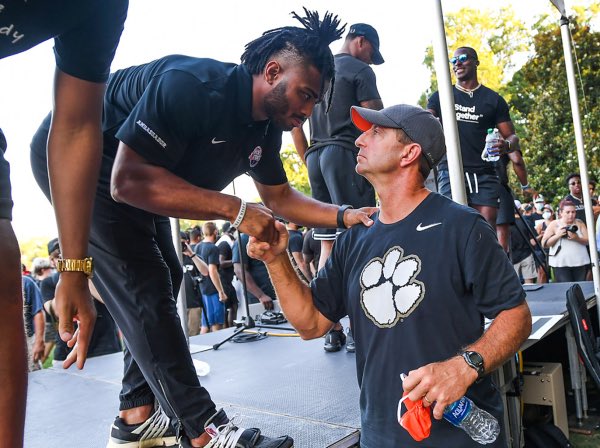 darienrencher's tweet photo. No worries, Coach was busy being apart of the 𝐬𝗼𝐥𝐮𝐭𝐢𝗼𝐧 with his team and community 

,but yall won’t talk about this.... https://t.co/gyHvxKmiX0