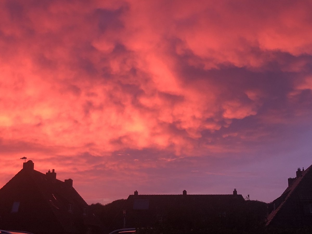 GoTallyGo's tweet photo. Blutroter Himmel hier auf #meineInsel #Norderney https://t.co/vEsLRTbB1h