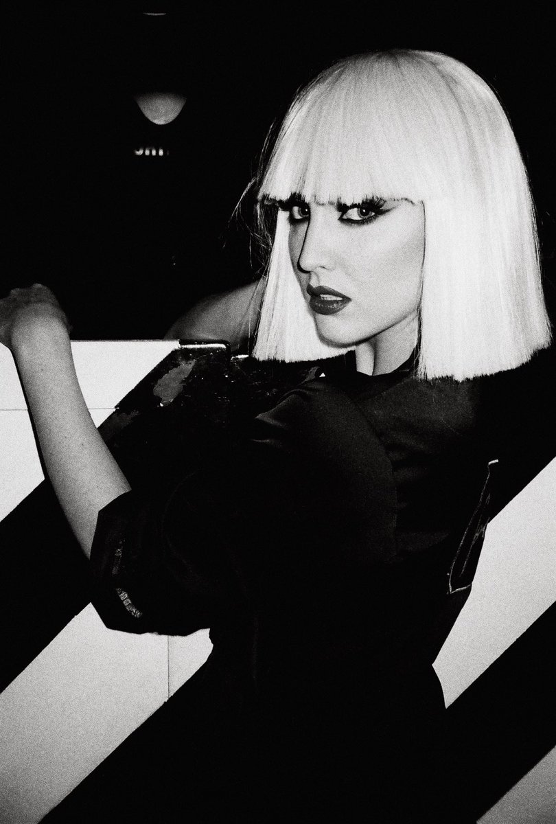 crazyhorseparis's tweet photo. Sunday’s picture by Pixelle Canon 🖤🤍 This Sunday our dancer Pixelle has chosen for us a picture she took backstage at Crazy Horse Paris of the beautiful Zora Moonshine 😍 ... some of you may have seen where this picture was taken during a #CrazyExperience 🤫🗝 #crazyhorseparis https://t.co/qdw0eXaUdU